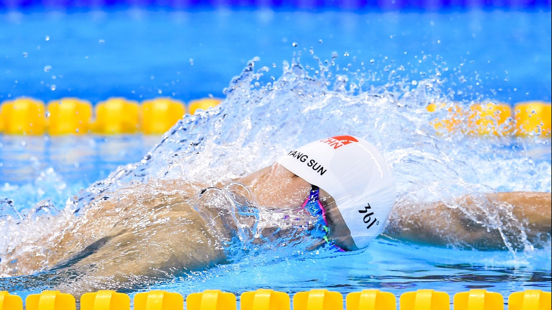 西甲次回合对决在即！川崎前锋演练定位球，广州队密集防守应对